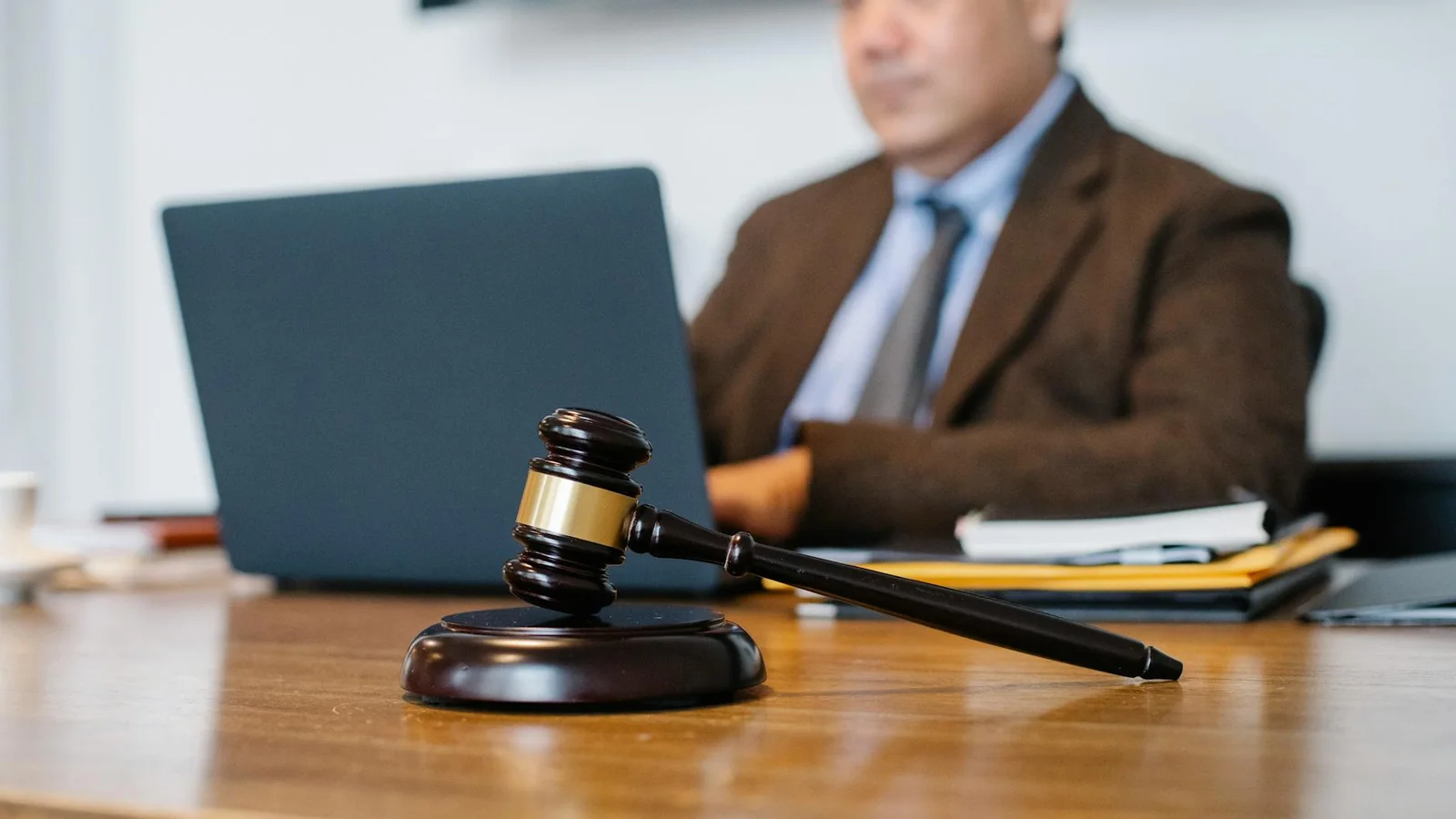Automatización de Consultas Legales Iniciales con IA para Despachos en Colombia