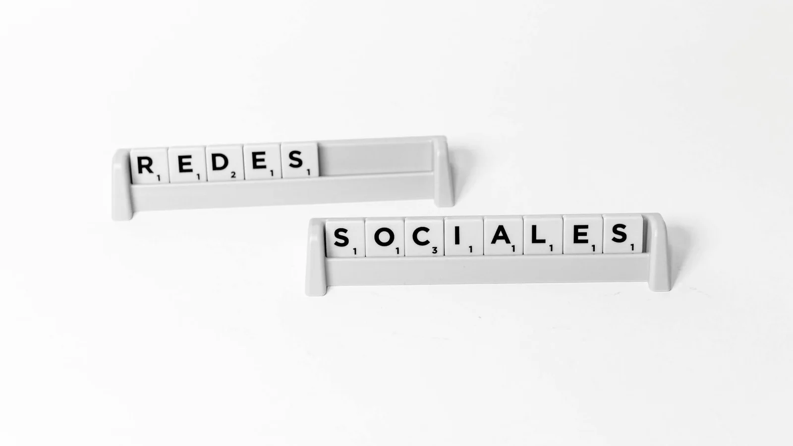 Cómo conectar redes sociales con APIs para automatizar la atención al cliente en Colombia