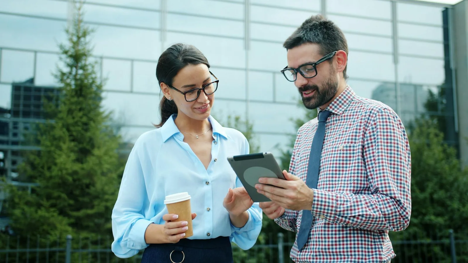 Cómo escalar contenido sin equipo: automatización con IA para empresas en Colombia